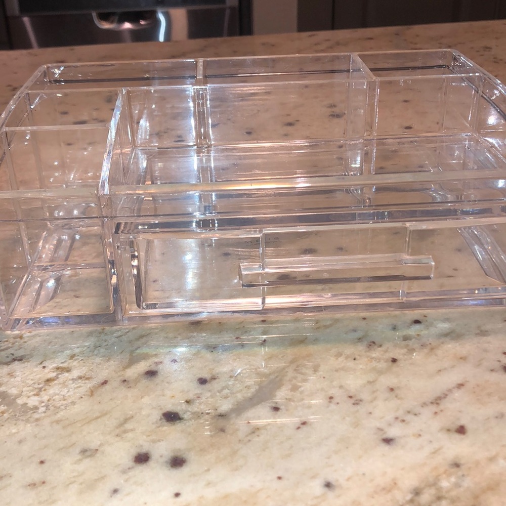 Makeup storage container - Picture 2 of 2